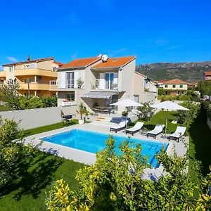 Elysium - Beautiful Family House With Heated Pool Villa Kaštela